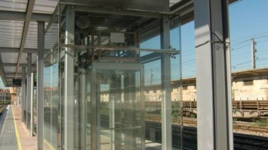 Imagen del nuevo ascensor que se ha instalado en el andén tercero de la estación de Reus. Foto: DT