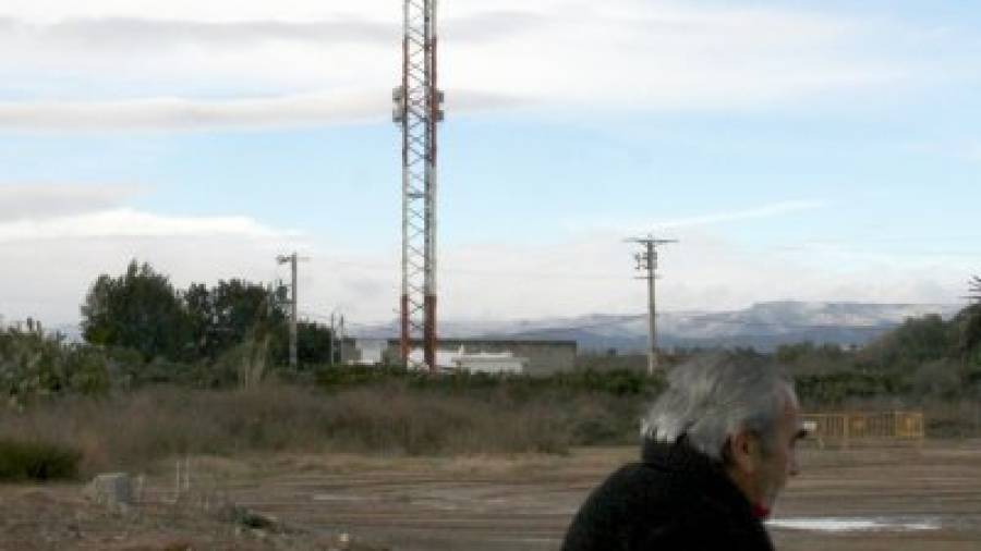 Una antena de telefonía móvil instalada en Vila-seca. Los ingenieros en Telecomunicaciones reclaman más infraestructuras. Foto: Lluís Milián