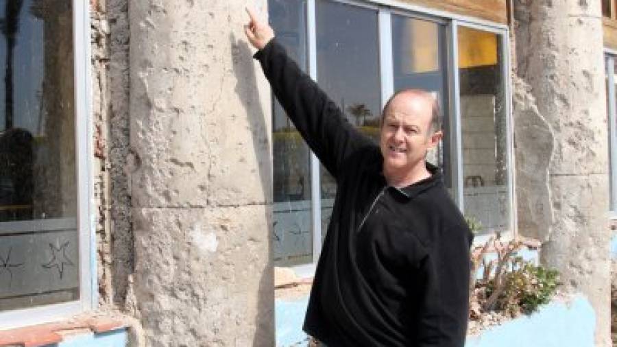 Josep Company, historiador aficionado, muestra las secuelas de la bomba caída cerca del edificio. Foto: Lluís Milián