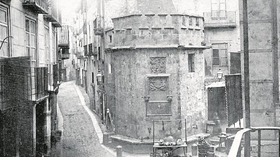 Antiga plaça de la Font, amb la Font de l’Àngel.&nbsp; FOTO: Bonaventura Masdéu / Arxiu BE