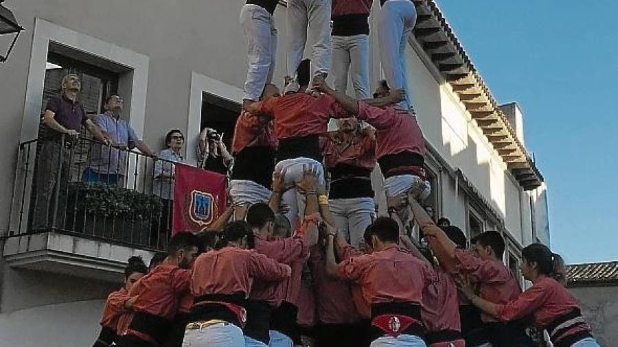 4de9 amb folre de la Colla Vella ahir en ronda de repetició a Vilallonga. FOTO: Martí Castillejo