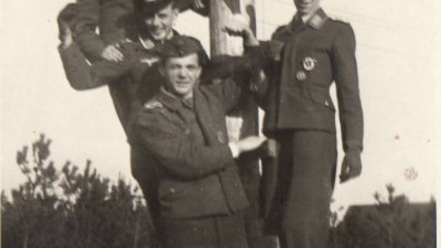 Peter Brill (el que está más arriba) con miembros del escuadrón al que se entrenaba para bombardear Nueva York. Foto: CEDIDA