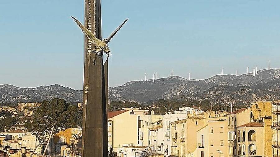 Imagen del monumento franquista en medio del Ebro. FOTO: joan revillas