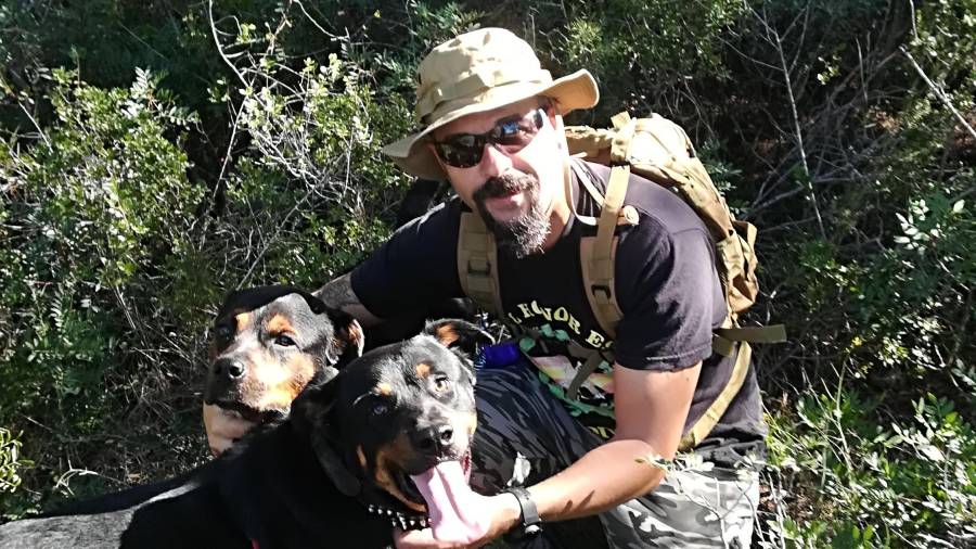 Javier Romero con dos perros de b&uacute;squeda y rescate.