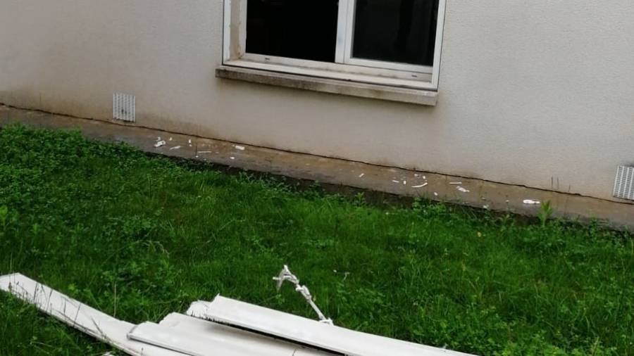 Por esta ventana han entrado los ladrones. FOTO: DT