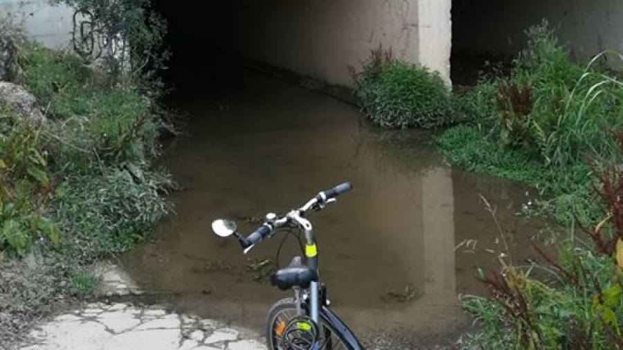 El camino señalizado y recomendado para bicicletas deja de ser transitable por su inundación. Foto: Dt