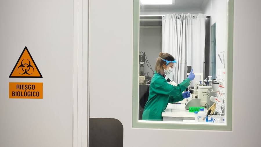 La foto premiada: la bioquímica tarraconense Paula Cid, manipulando el SARS-CoV-2. &nbsp;Foto: Paula Cid