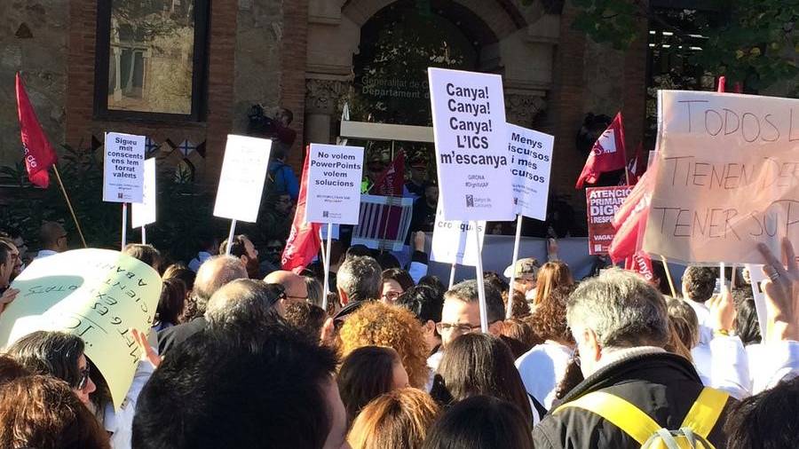 Els manifestants&nbsp;tarragonins&nbsp;davant de la seu del Departament a Barcelona. FOTO: Toni Palau