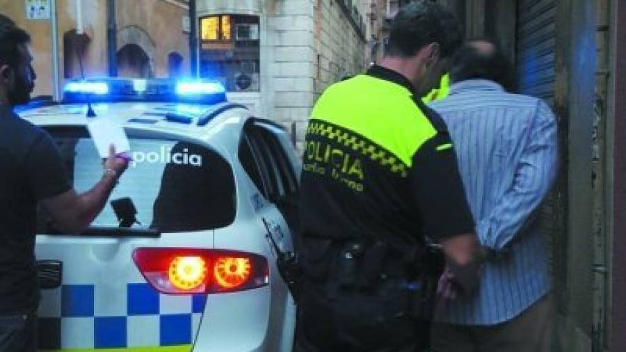 Momento de la detención del sospechoso en la calle Sant Domènech. Foto: Anton Parguelas