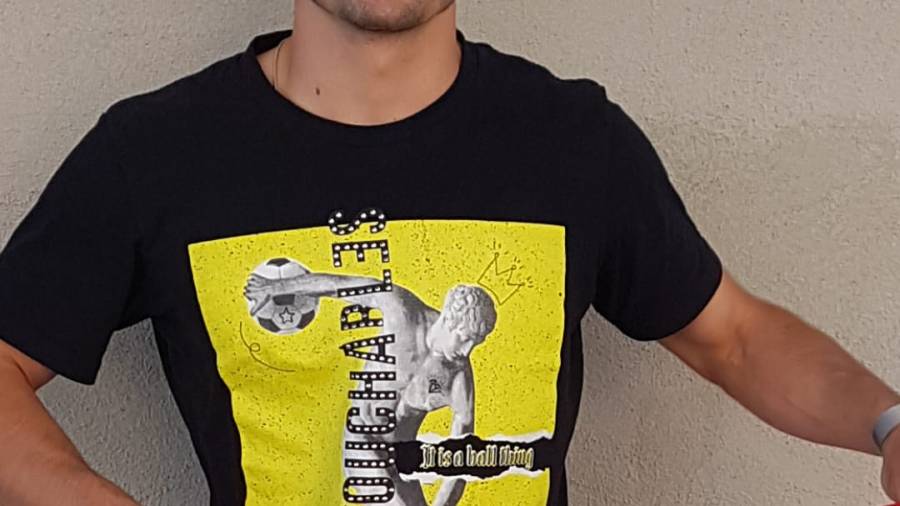 Xavi Toldrà posa con la camiseta del Valls. Foto: Cedida