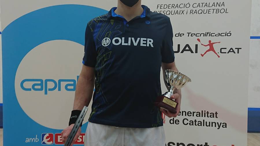 Nilo Vidal, con el trofeo de subcampeón. FOTO: Cedida
