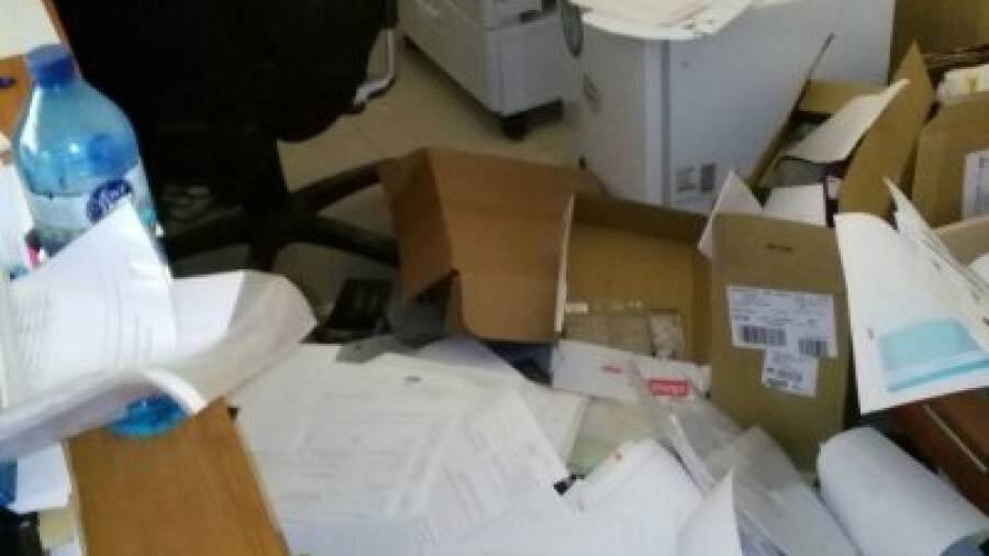 Així és com van deixar les oficines els lladres que van accedir a la Cooperativa de Batea. FOTO: CELLER BATEA