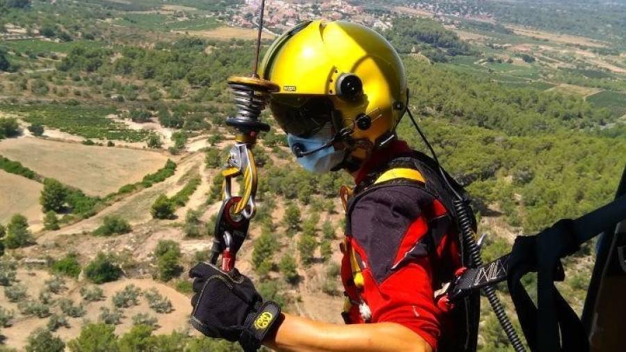 Imagen de la maniobra de rescate en el Niu de l'Àguila. Foto: Bombers Generalitat