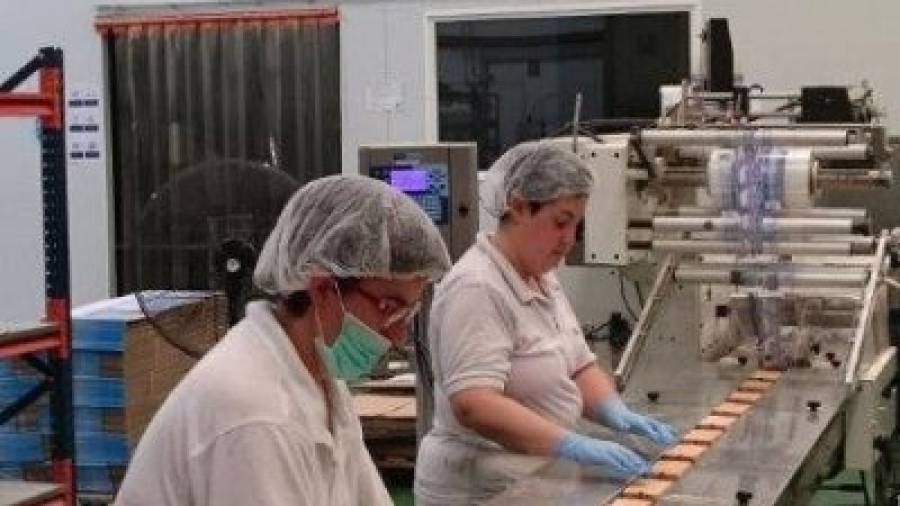 Dos trabajadoras elaborando productos de la compañía Virginias, en el centro especial de trabajo del Taller Baix Camp. Foto: Cedida