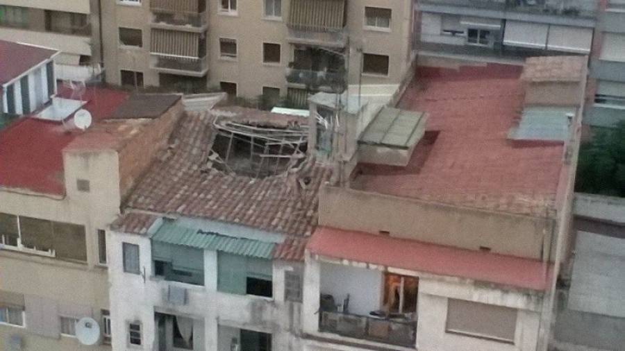 Imagen de la parte del tejado que se hundió a primeras horas de la tarde de ayer. Foto: DIMI MAMZERIDIS