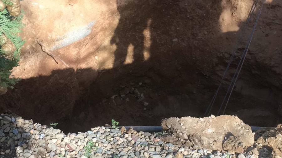 Una excavadora ha trabajado para sacarla tierra que ha sepultado al hombre. FOTO: DT