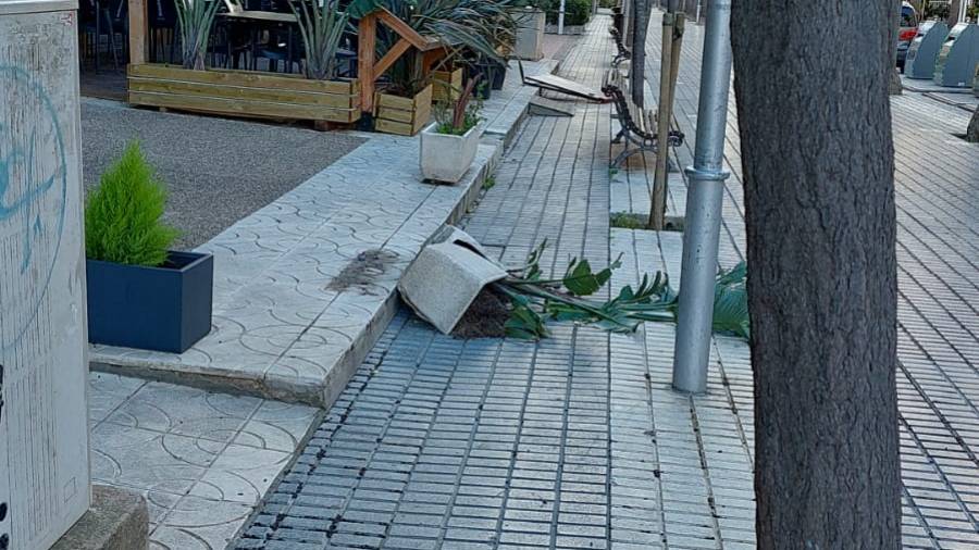 Jardinera caída en la calle Ciutat de Reus de Salou.