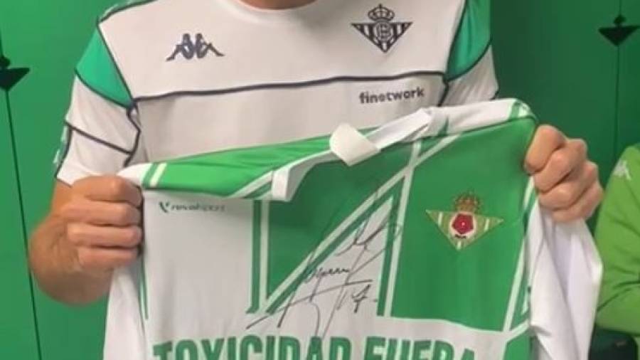 Joaquín posa con la camiseta del Mas Pellicer.