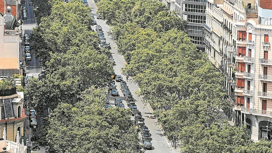 La Gran Via de Barcelona, ocupada por los taxis en huelga, ayer domingo. FOTO: Alejandro Garc&iacute;a/EFE