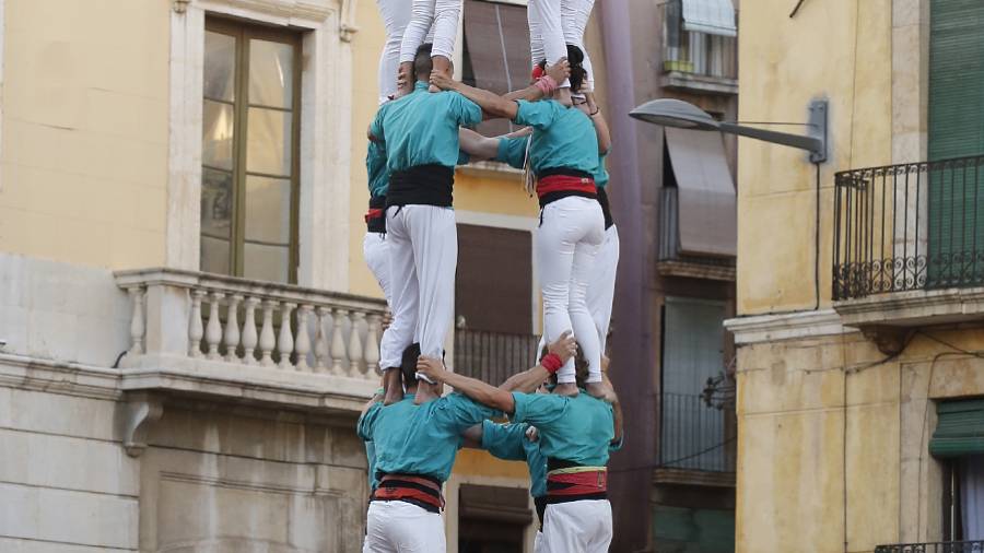 Els Castellers de Sant Pere i Sant Pau volen descarregar el 4de8 m&eacute;s matiner del seu historial. FOTO: pere ferr&eacute;