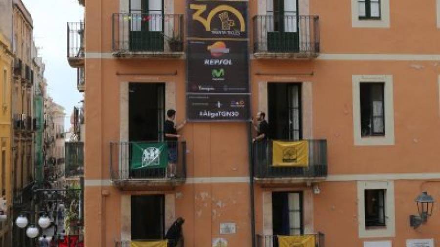 Desde ayer, la Plaça de les Cols luce una lona conmemorativa de las 30 tecles de L´Àliga de Tarragona. Foto: Pere Ferré