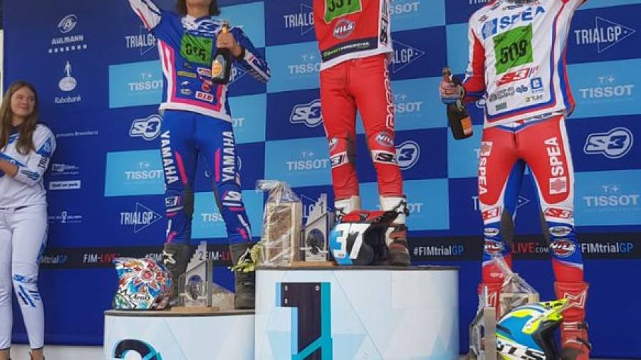 Cabestany, en lo alto del podio, junto a Kuroyama y Tournour. FOTO: FIM&nbsp;