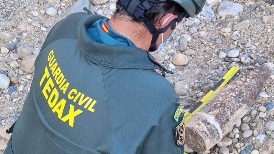 Un agente del EDEX con el proyectil localizado en Gandesa. FOTO: Guardia Civil