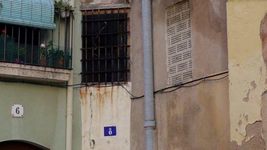 La puerta, en la Plaça dels Cabrits, da acceso a un pasillo de servidumbre donde están los contadores. FOTO: LL. MILIÁN