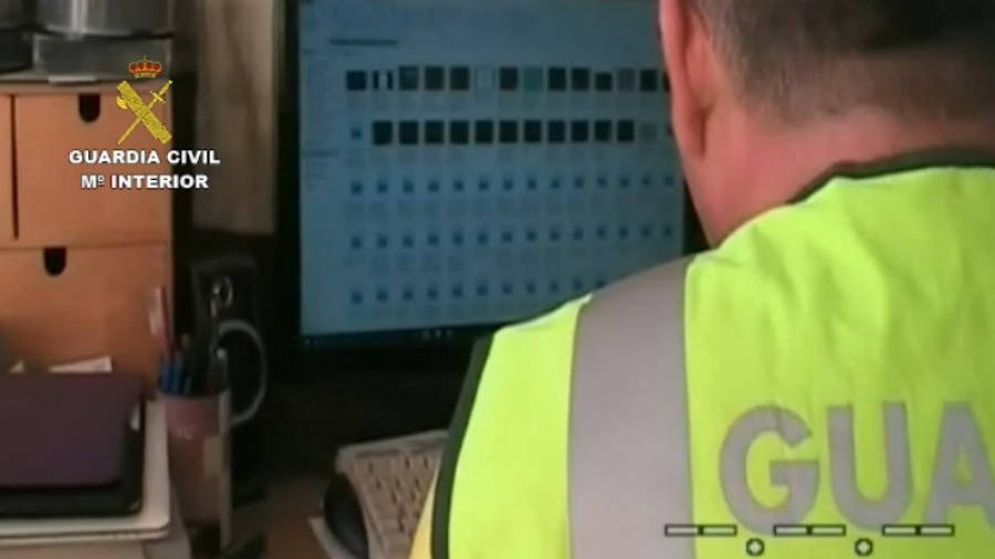 Un Guàrdia Civil analitzant el més de 5.800 arxius pedòfils decomissats en l'operació 'Batusi'