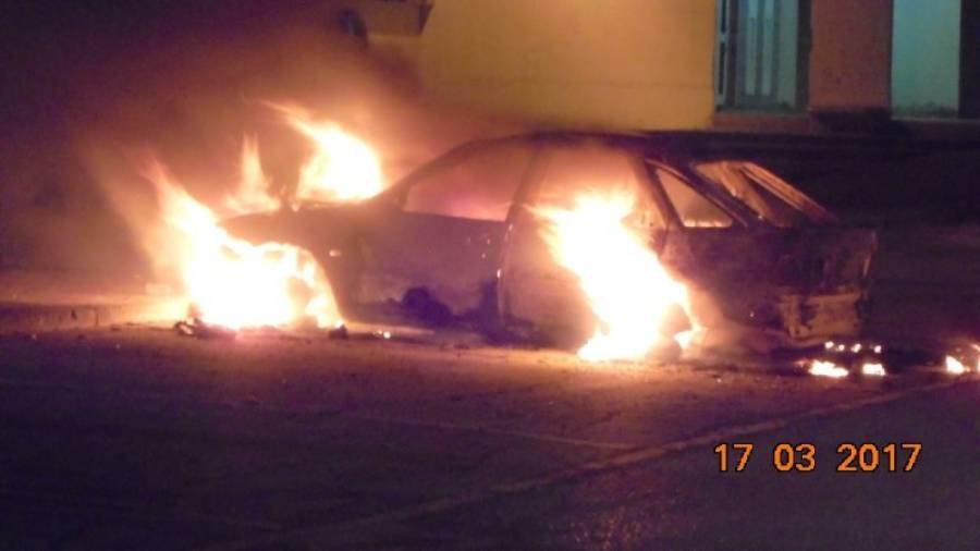 Imagen del incendio del vehículo antes de la llegada de la dotación de bomberos. Foto: dt