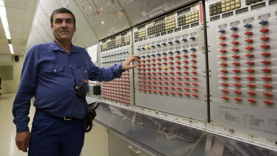 El coordinador de área Manuel Lobato, en la sala de control de Dow. Foto: Lluís Milián