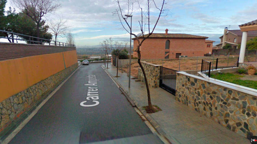 Los hechos ocurrieron en una casa en obras de la calle Amposta de Constantí. Foto: Google Maps