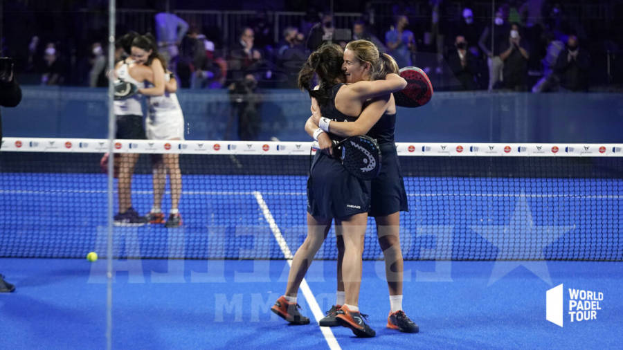 Ari y Paula, abrazándose tras ganar en semifinales en Madrid. FOTO: WPT