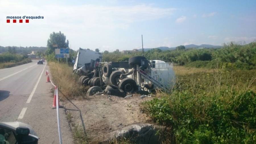 El camió articulat accidentat, al voral del quilòmetre 13,5 de la C-15z a Olèrdola. Foto: ACN