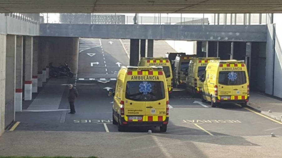 Imagen de varias ambulancias a las puertas de Urgencias del hospital de Reus, el pasado lunes día 2 de enro por la mañana. Foto: Alba Mariné