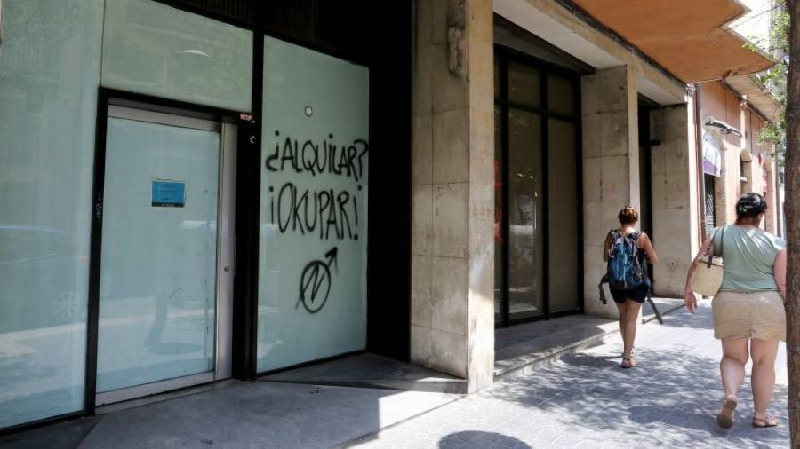 Una antigua oficina de La Caixa, ya cerrada, en la calle Gasòmetre de Tarragona. Foto: Lluís Milian