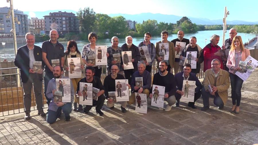 matge del grup d’autors que han participat en el projecte ‘Ebre, relats d’una batalla’, en la primera presentació a Tortosa. FOTO: Cedida