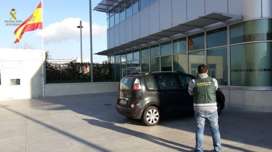Un agent de la Guàrdia Civil fotografia el vehicle amb què l'acusat es va dirigir a la comandància de Tarragona per confessar l'agressió. Foto: ACN