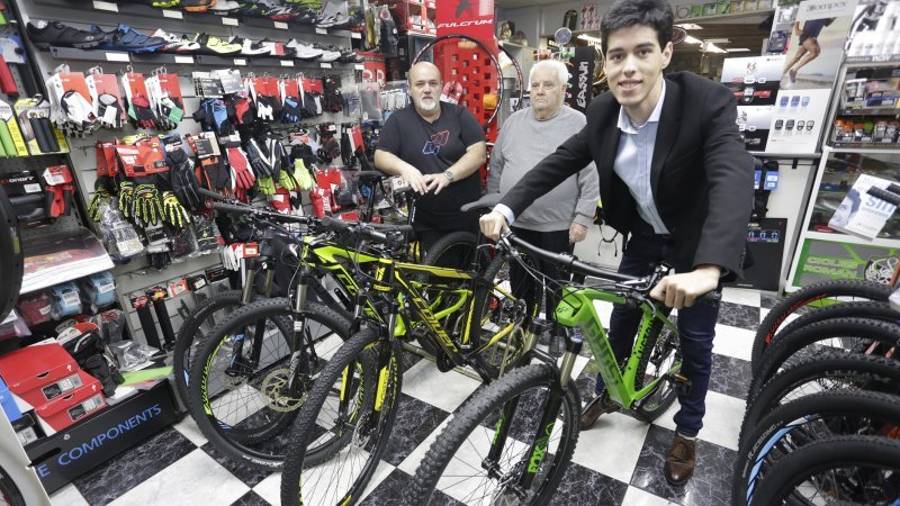 Roman Fernández (izq.), con su padre y su hijo. Foto: lluís milián