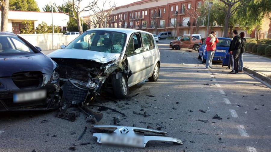 Estat en què han quedat dos dels vehicles implicats en l'accident que ha tingut lloc aquest dissabte al matí a Valls. Foto: ACN