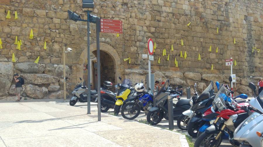 La muralla de Tarragona ha aparecido nuevamente jalonada de lazos amarillos.