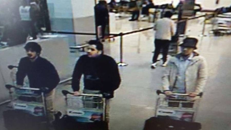 Quién es quién.- En esta foto tomada en el aeropuerto, Ibra-him El Bakraoui es el de la izq. En el centro, Najim Laachraoui, fabricante de los explosivos. Se desconoce la identidad del tercer hombre. En los guantes ocultan los detonadores. E