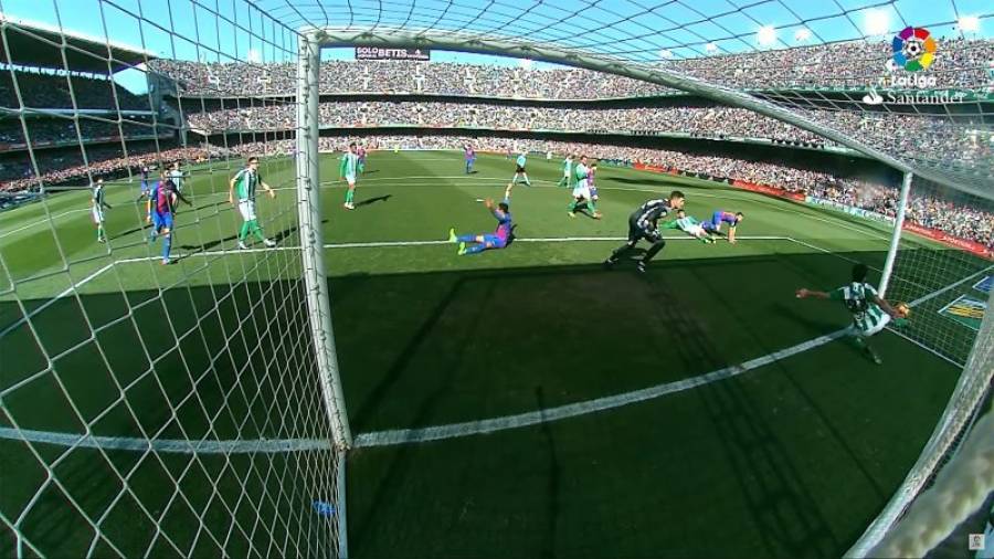 Instante en el que Mandi saca el balón claramente de dentro de la portería delBetis, durante el partido ante el Barça del pasado domingo. Foto: La Liga