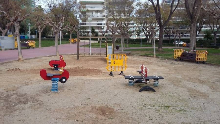 Imagen del parque infantil de la plaza Loius Braille con los elementos nuevos y los bancos pintados. Foto: AJ. Salou