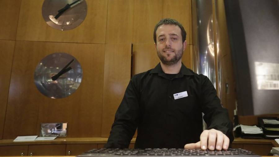 Albert Rodríguez (41 años), en la recepción del Hotel Ciutat de Tarragona. Foto: Lluís Milián