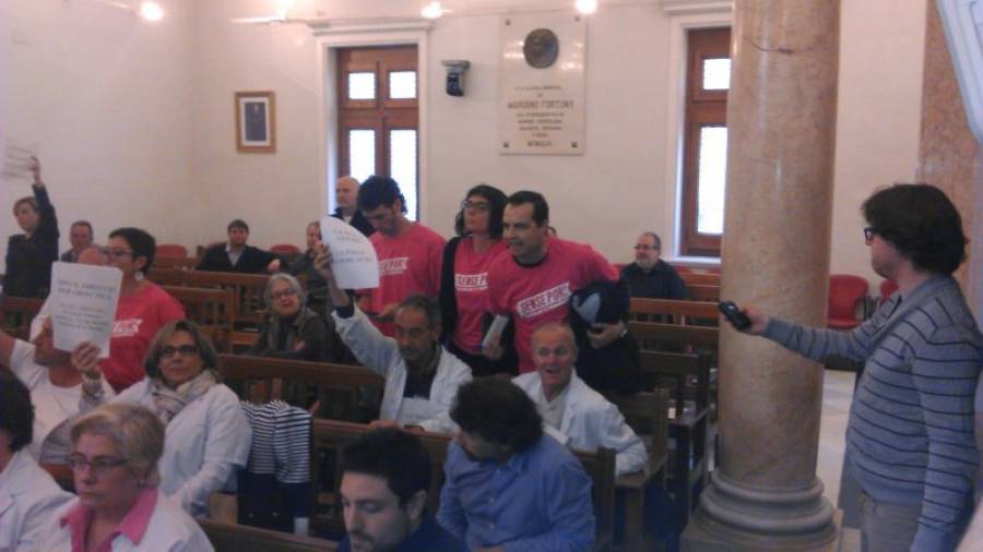 Momento en el que los concejales de la CUP se sentaron entre el público en plena bronca con Dani Rubio (Ara Reus). Foto: joan morales