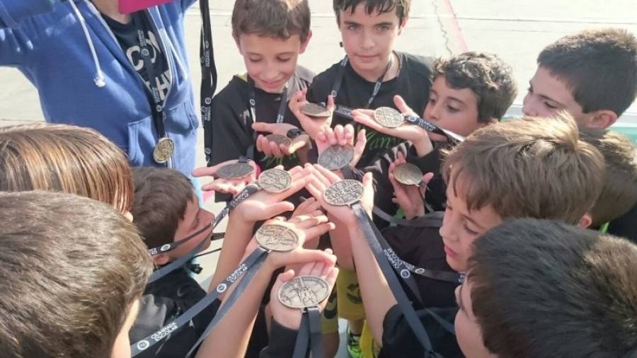 Varios niños muestran sus medallas durante estos días de competición. Foto: Reus Deportiu