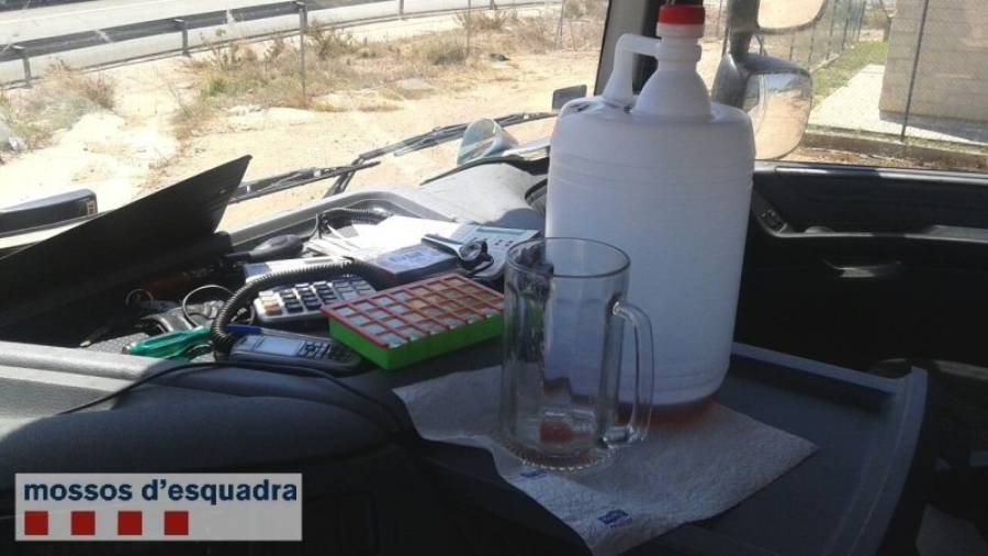 El conductor del camió utilitzava una gerra per a veure el vi de la garrafa com mostra la fotografia. Foto: Mossos