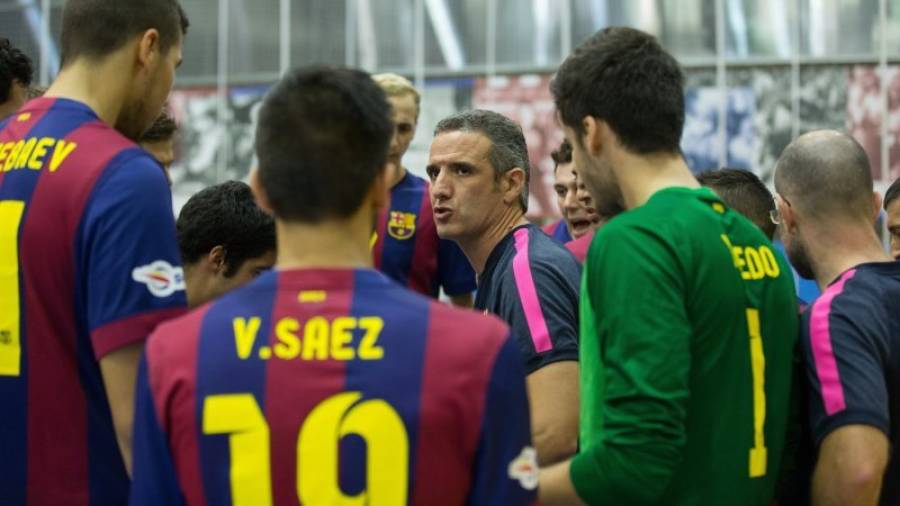El entrenador tortosino Toni Gerona, dirigiendo un partido con el FC Barcelona. Foto: CEDIDA