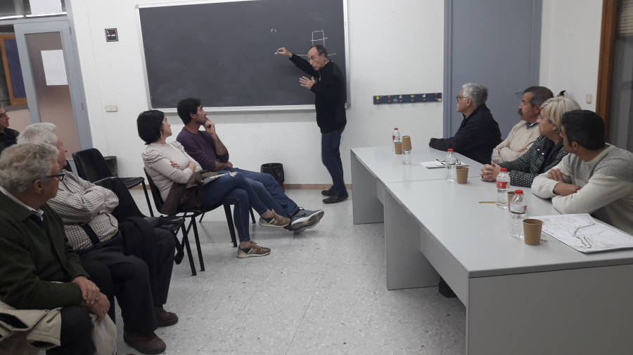 Técnicos de la Agència Catalana de l’Aigua (ACA), explicando el proyecto. FOTO: JOAN BORONAT